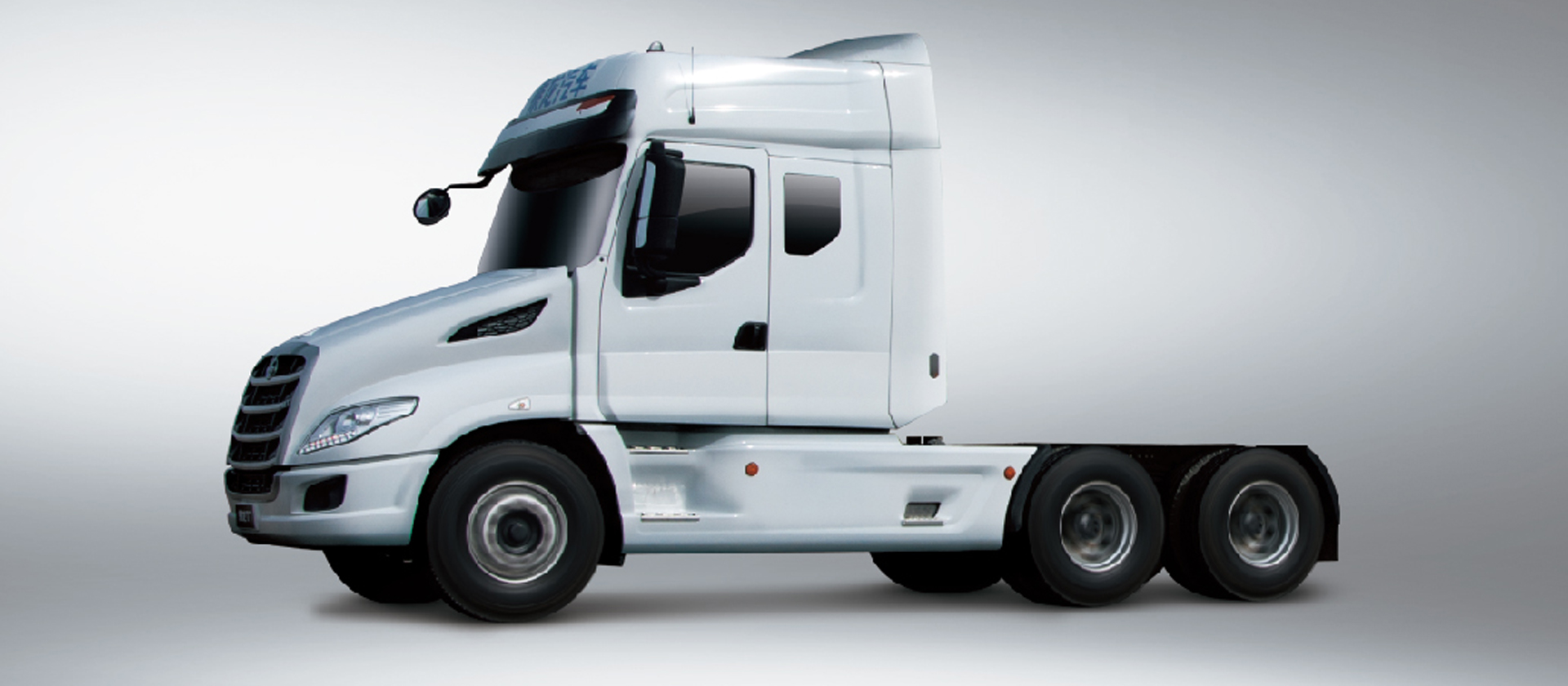 T7牽引車 美式長頭造型：長頭造型設(shè)計，對駕駛員形成天然保護，同時降低駕駛室重心與側(cè)翻風(fēng)險